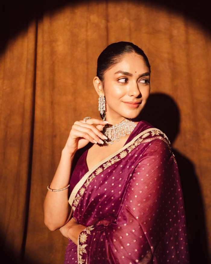 mrunal thakur_teluguvox 1